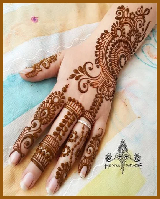 Aesthetic Swirl And Curve Mehndi Design For Back Hand